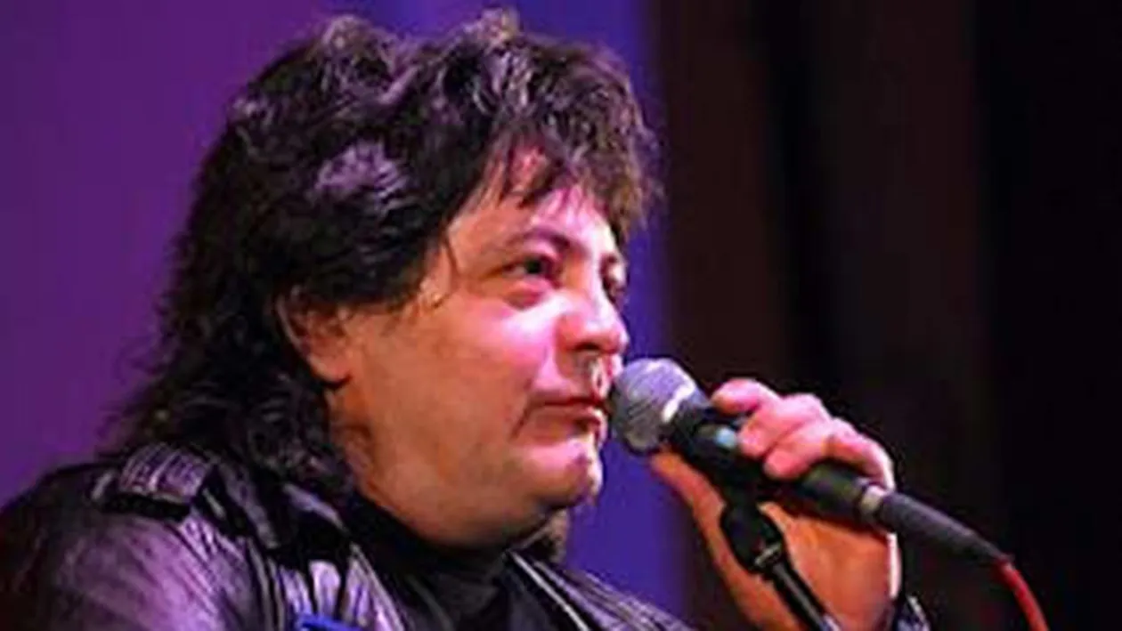 Distrus de cancer, un cantaret celebru recunoaste pentru prima data orgiile bahice si excesele tabacice la care era vioara intai