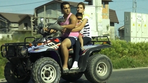 Ca la indieni! Doi parinti inconstienti si-au facut copilul “sandvici” pe un ATV!