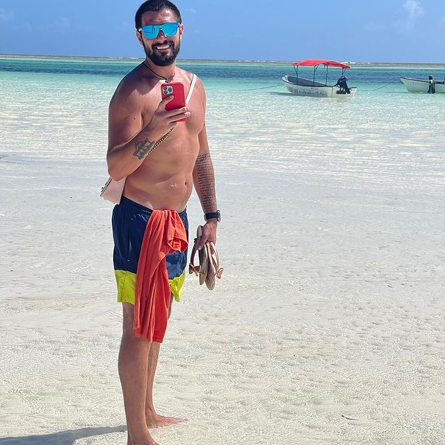 Cazacu a cerut-o pe Ramona în Mykonos / (Sursa: Instagram)
