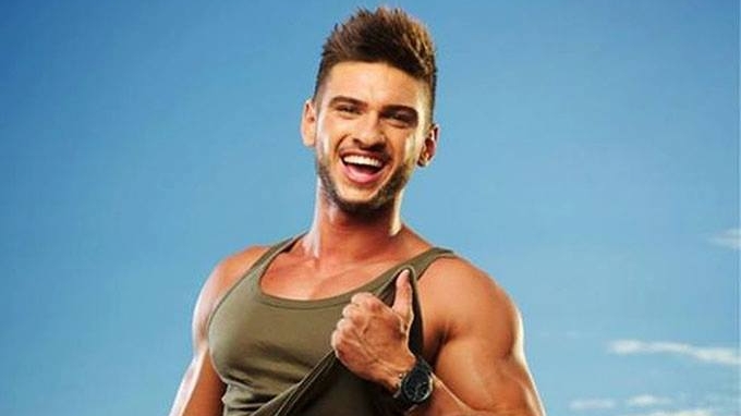DORIAN POPA, de nerecunoscut! S-a pozat la bustul gol şi a scăpat imaginea pe internet, dar fanii au rămas cu gura căscată când s-au uitat la chipul lui!
