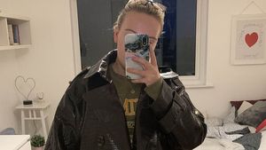Ce a pățit o tânără care a comandat un trench online! A fost surprinsă când curierul i-a adus coletul