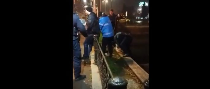 Doi tineri ameţiţi de alcool au căzut în Dâmboviţa, noaptea trecută! Operaţiune dramatică de salvare