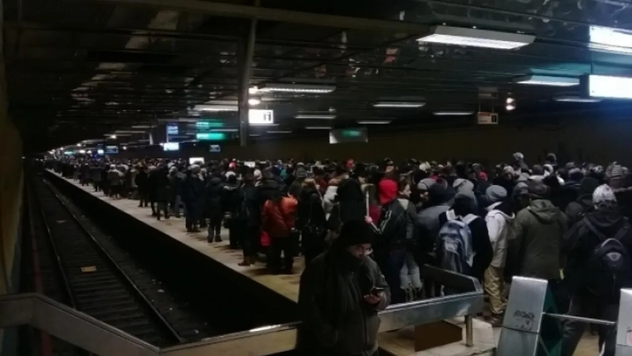 Panică la metrou. Un tren a rămas blocat, fără lumină, între Izvor şi Unirii