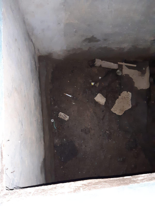 În interiorul buncărului, a fost găsit un cuțit murdar cu sânge