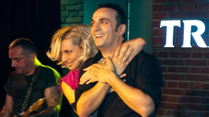 Cristi Enache, sufocat cu saruturi de o blonda superba!