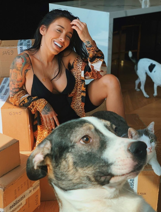 Ruby locuiește cu opt pisici și doi câini