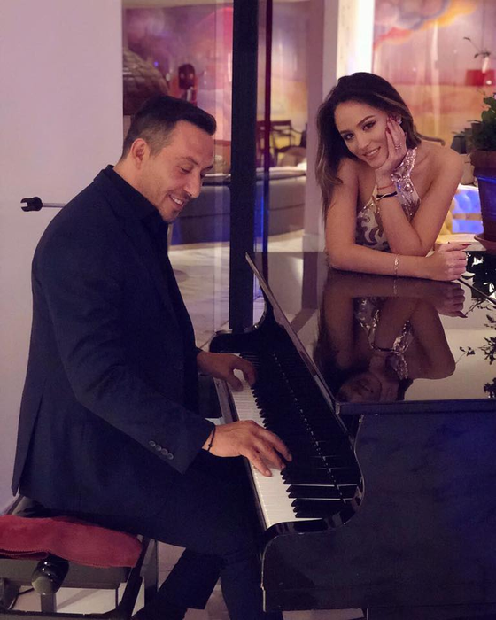 Ștefan Stan îi cântă iubitei lui, Bianca