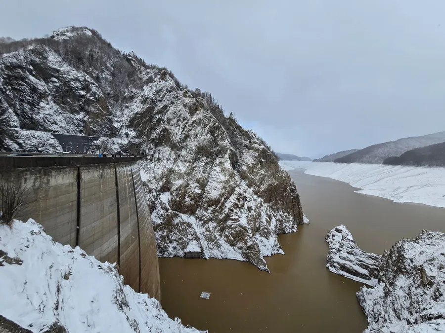 Ninge ca în povești la Barajul Vidraru/ sursă foto: mediafax