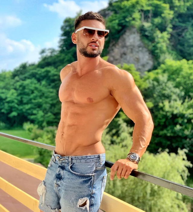 Dorian Popa e acum mare „macho”, dar să vezi cum arăta starul de la Antena 1 în tinerețe, când era „plat” și nu avea mușchi deloc