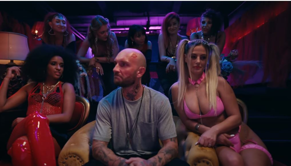 Lolrelai (dreapta) alături de Cătălin Bordea în filmul Mentorii