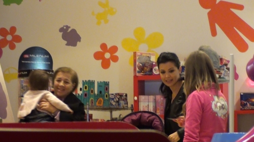 Totul pentru fetita ei! Simona Patruleasa a inlocuit plimbarile in parc cu cele in mall!