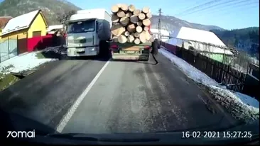 Video incredibil. Un bărbat s-a izbit în mod intenționat de un camion plin cu lemne