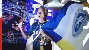 El este cel mai "adevărat" suporter al Craiovei. A venit de la 50 de kilometri doar ca să stea la poarta stadionului