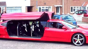 Ai crezut mereu ca e facut in Photoshop! Uite primul VIDEO cu limuzina Ferrari! Are 8 locuri si a fost filmata la o nunta de tigani din Anglia