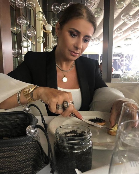 Afară ploua torențial, iar Anamaria Prodan… Cum s-a fotografiat sexy-impresara