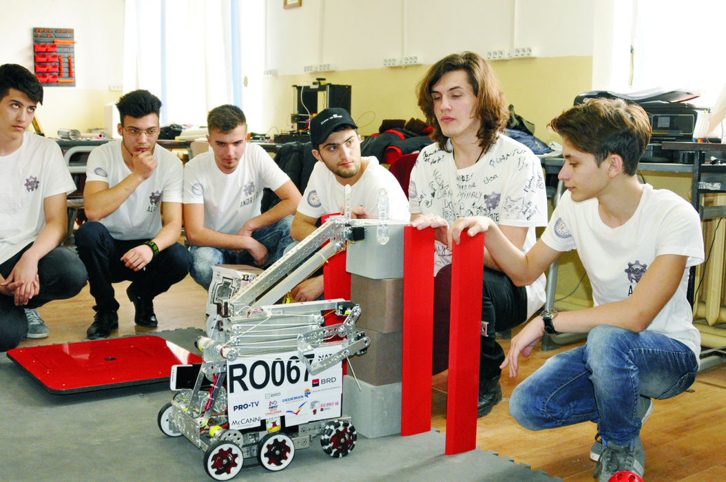 Elevii au testat robotul în cele mai diverse moduri