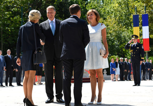 Klaus Iohannis şi Carmen Iohannis îi întâmpină pe Emmanuel Macron şi pe soţia acestuia, Brigitte