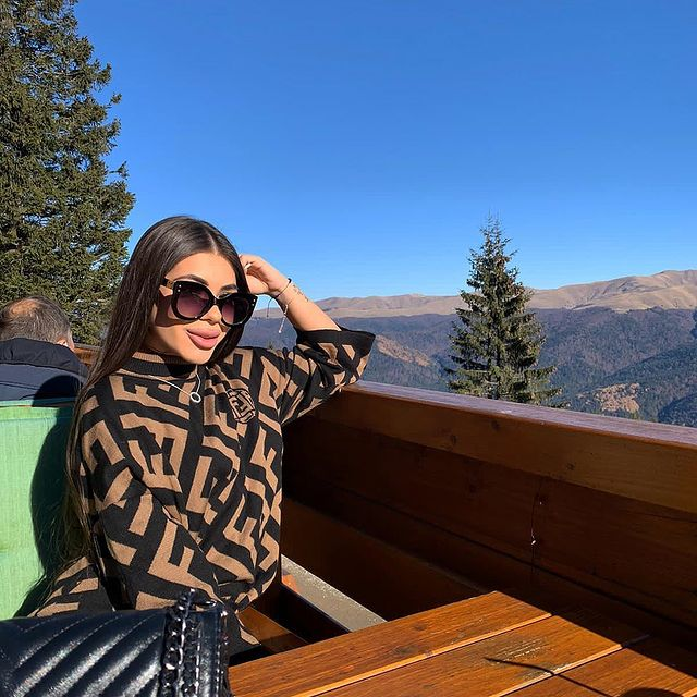 Alexandra, sexy-focoasa de pe Instagram, "sosia" Andrei Volos / Sursă foto: Instagram