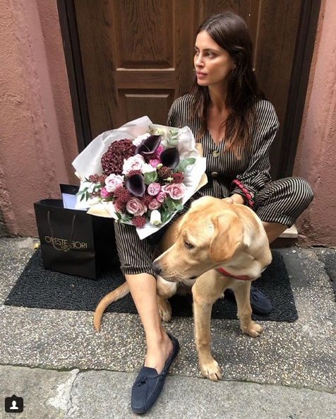 Însărcinată cu primul copil, Catrinel Menghia, surprinsă nemachiată în public. Cum s-a pozat în bucătărie cu burtica de gravidă la vedere