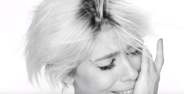 Sore plânge în hohote în noul ei videoclip