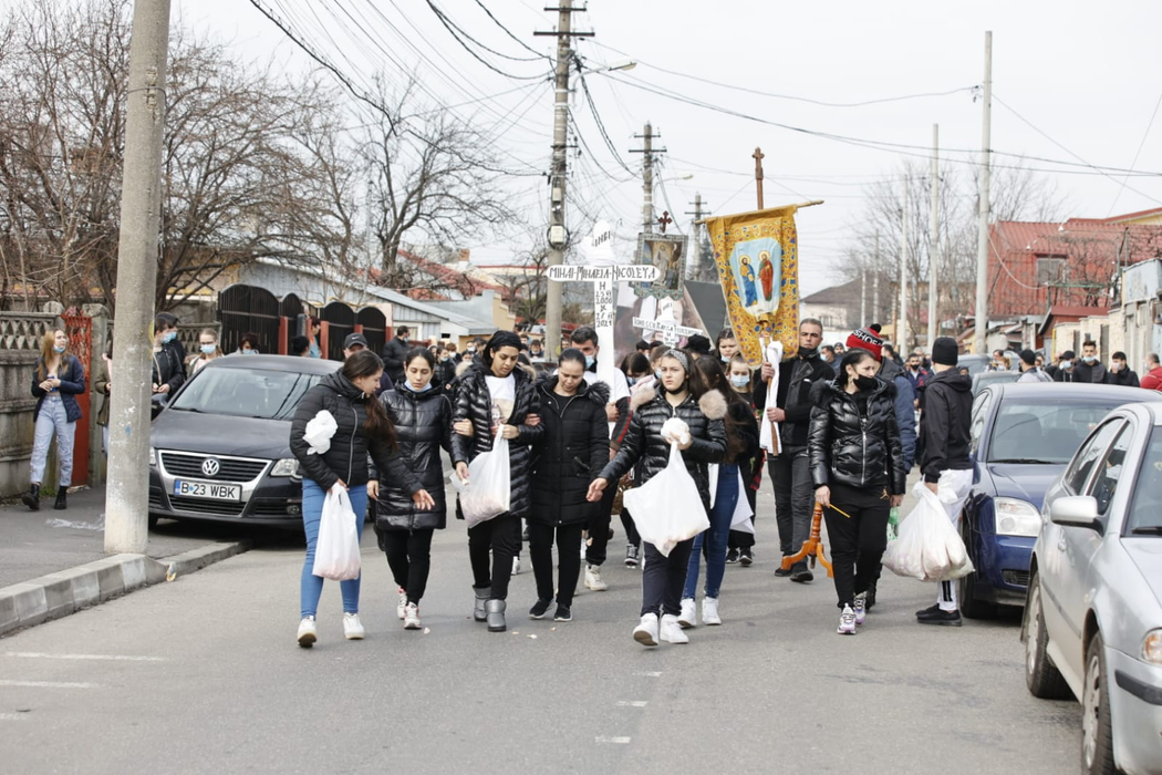 Scene sfâșietoare la înmormântarea fetelor ucise în accidentul din Capitală