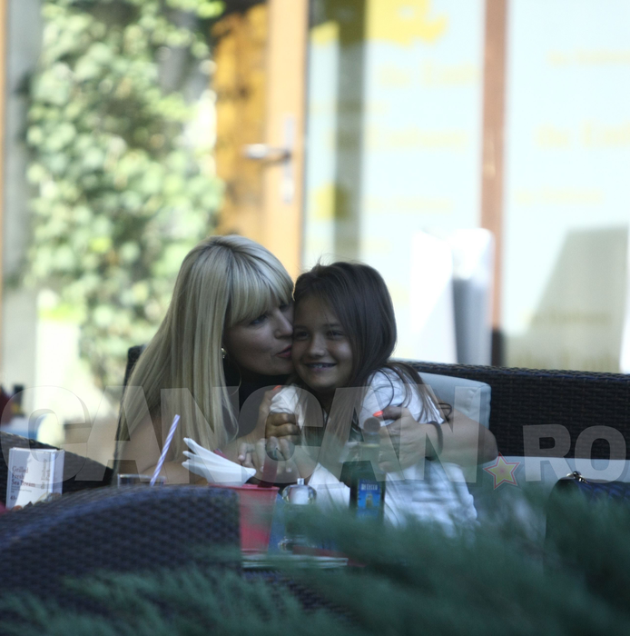 IMAGINI EXCLUSIVE La 42 de ani işi ”antrenează” instinctele de mamă. Elena Udrea işi doreşte un copil şi…”lucrează” pentru asta