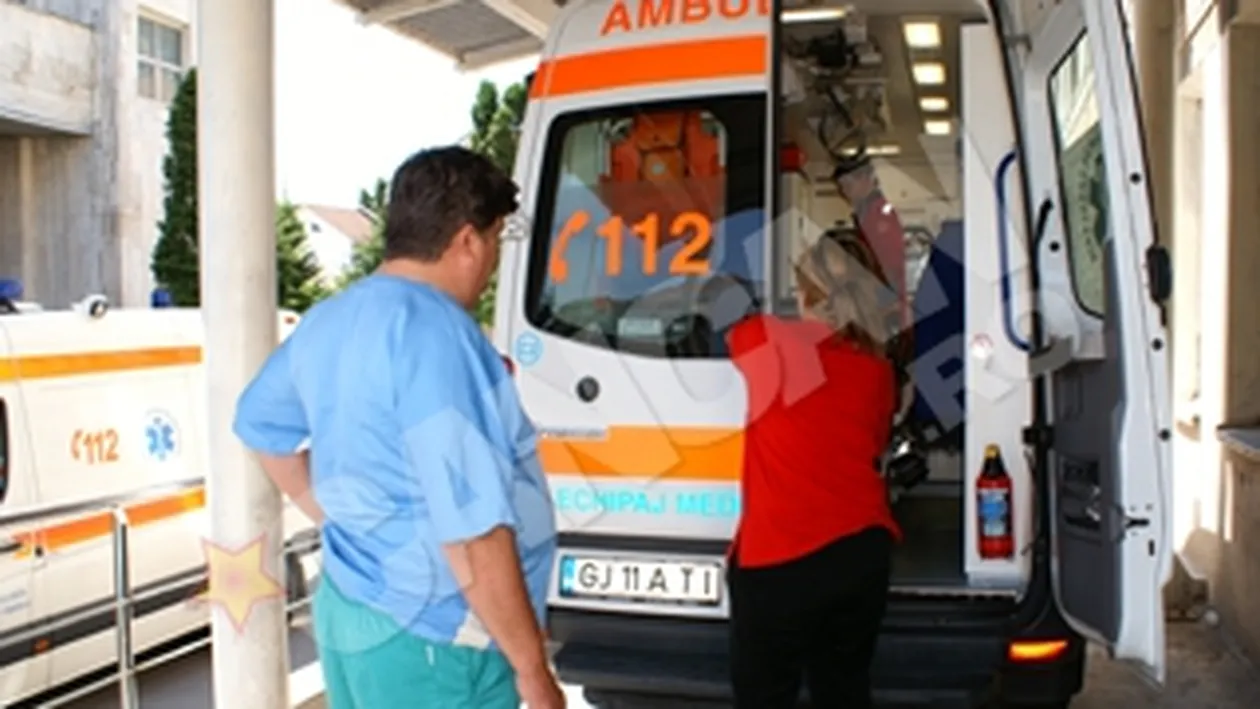 O femeie s-a aruncat de la etajul unui bloc din Capitala si a ajus pe acoperisul unei case