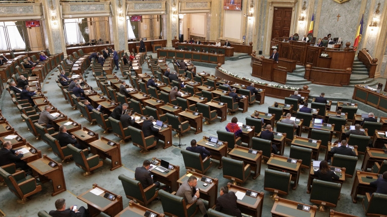 Mugur Isărescu și Nicolae Ciucă, printre puținii români care mai au voie să cumuleze pensia cu salariul. Cine sunt ceilalți „speciali