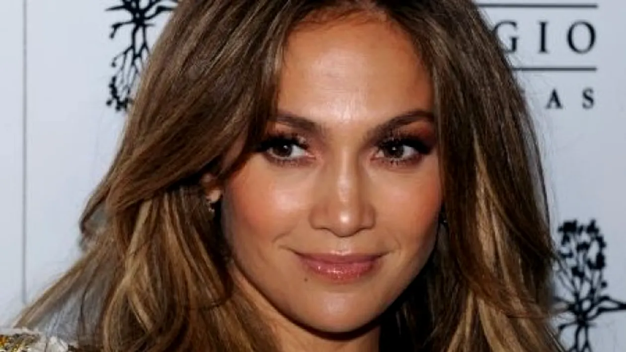 Arată ca un bărbat. Jennifer Lopez si-a dezamăgit fanii după ce a fost pozată fără machiaj. Cum arata vedeta complet naturala