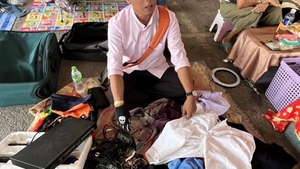 Fostul star al anilor '90 a ajuns să doarmă în stradă și să vândă haine second-hand pe marginea drumului