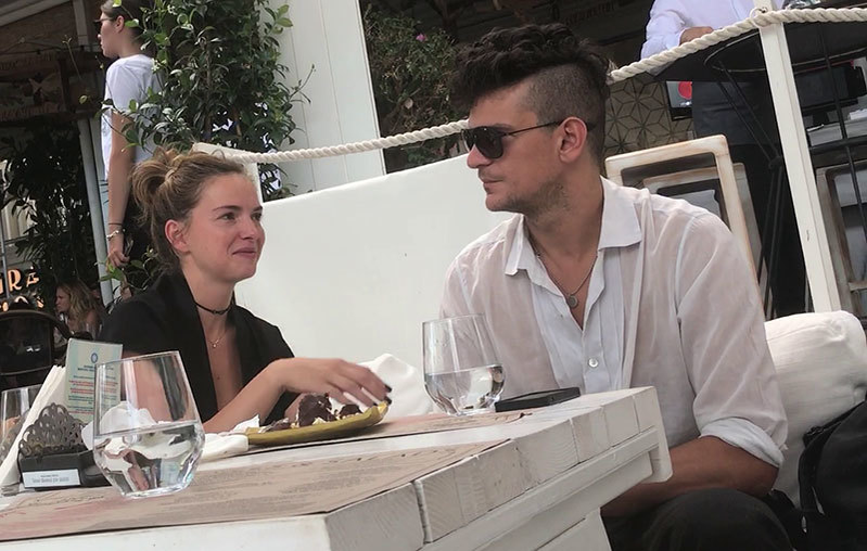 Iulia este zâmbitoare, în timp ce Tudor e relaxat