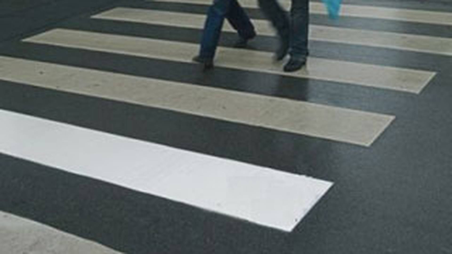 O tanara de 17 ani este in stare grava dupa ce a fost lovita de o masina pe o trecere de pietoni in Vaslui!