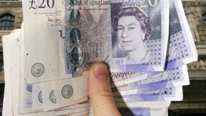 Le merge bine peste hotare! Romanii din Marea Britanie trimit zilnic in tara lor 500.000 de lire