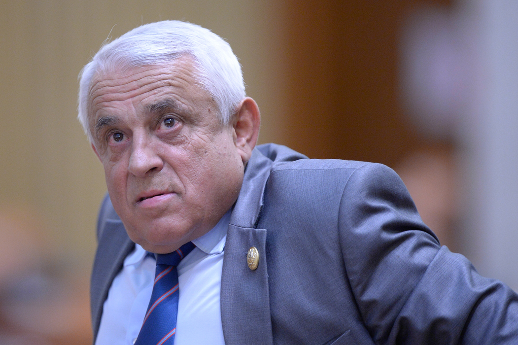 Ministrul Petre Daea, devenit celebru pentru promovarea oii, are o soluţie radicală pentru problema urşilor: „De ce să nu-i împuşcăm?”