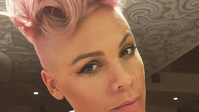 PINK a născut! Primele imagini cu băieţelul ei