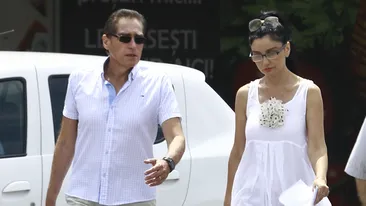 Imagini exclusive. Doamna premier e provocatoare la piaţă: ”cocoţată” pe platforme, cu rochie transparentă şi…