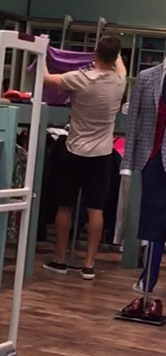 Un tricou de firmă îi atrage atenţia lui Pintilii