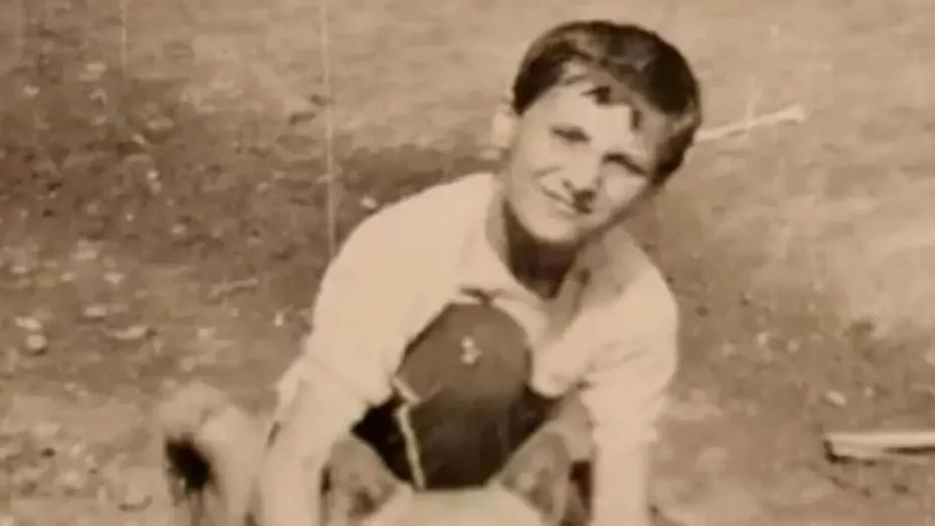 Recunoști vedeta din imagine? Acum este unul dintre cei mai cunoscuți prezentatori din România