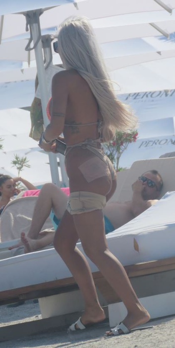 Loredana Chivu, cu posteriorul "avariat" pe plajă