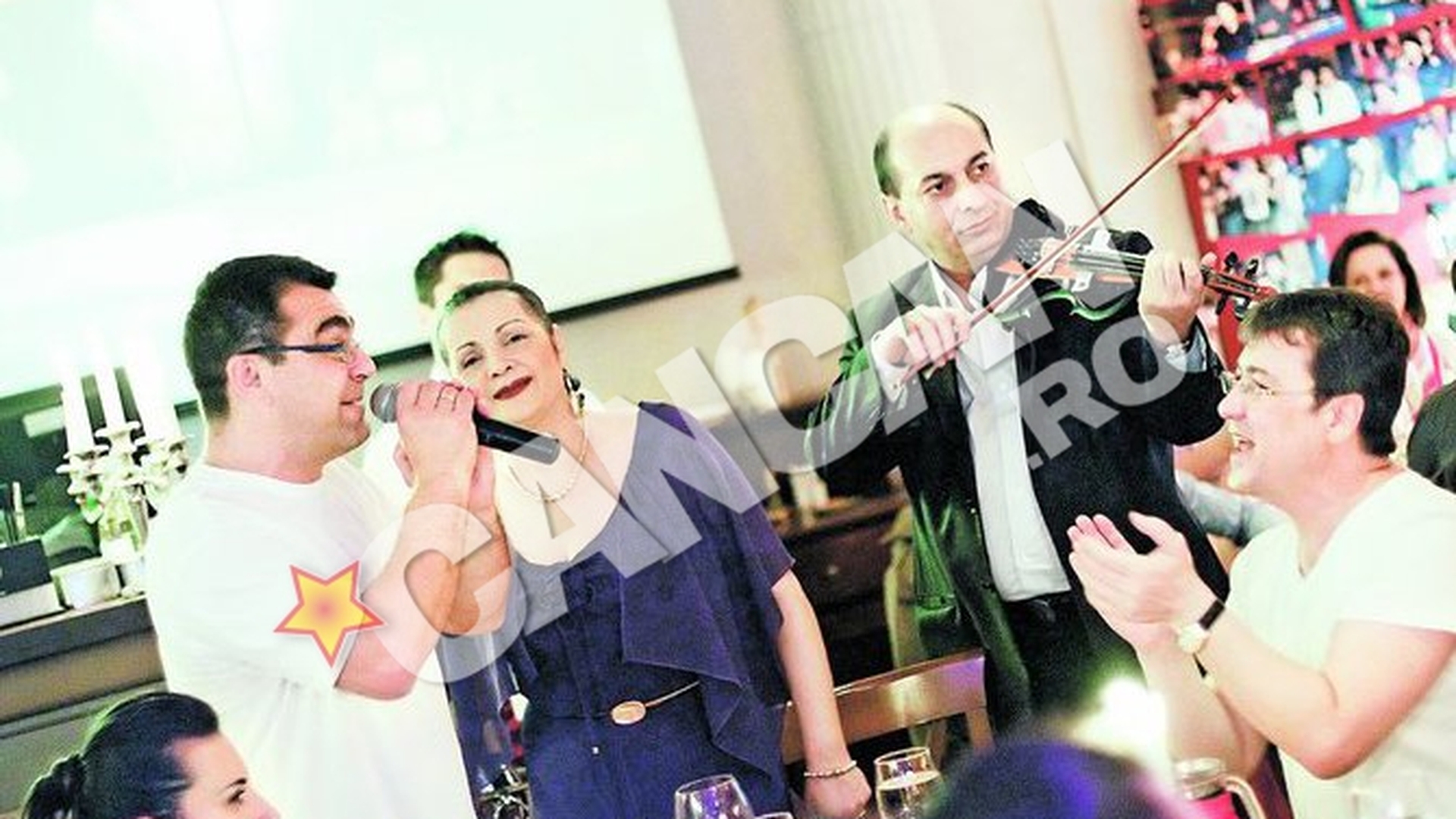 Mihai Margineanu si-a scos prietenii la un sprit cu lautari dupa concert. Au continuat show-ul la carciuma