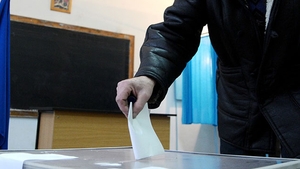 Romanii iau cu asalt sectiile de votare! Afla care este prezenta la vot la ora 13.00
