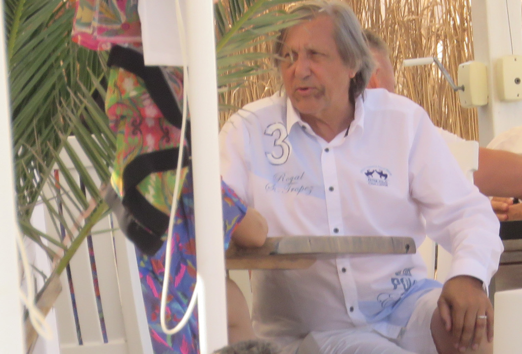 Ilie Năstase a încercat să ascundă vânătăile cu fond de ten, dar nu a reuşit
