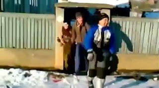 Mai tare de atat nu se poate! Trei tarani pe o sanie fac praf un gard in care se izbesc in plin - Vezi cum si-au riscat viata in gluma