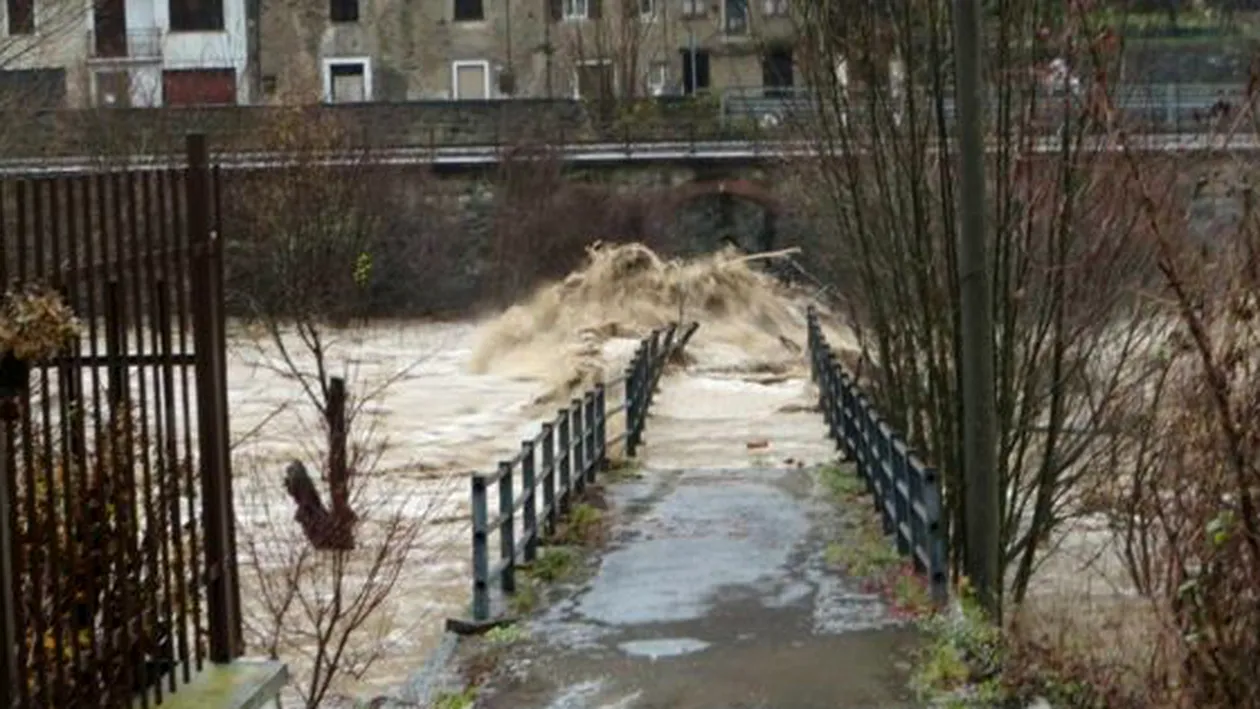Situaţie critică în Italia! Inundaţiile au făcut prăpăd :”E mai rău decât în ’94. Ne este foarte frică’’