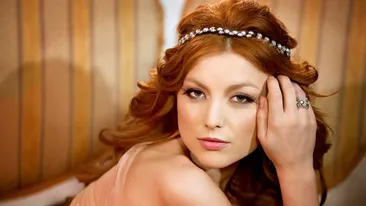 Elena Gheorghe a alergat desculta prin iarba! Vezi cum s-a relaxat langa o capita de fan si cat de fericita era in leagan