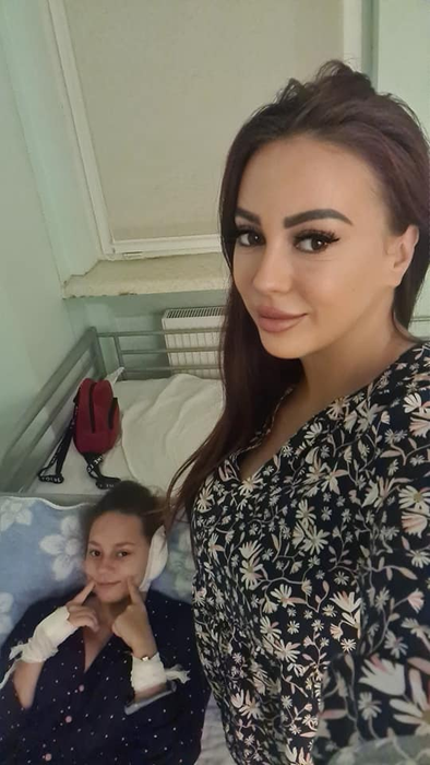 Fiica lui Marian Drăgulescu, operată pentru a șasea oară. “Medicii i-au luat piele și grăsime de la buric”
