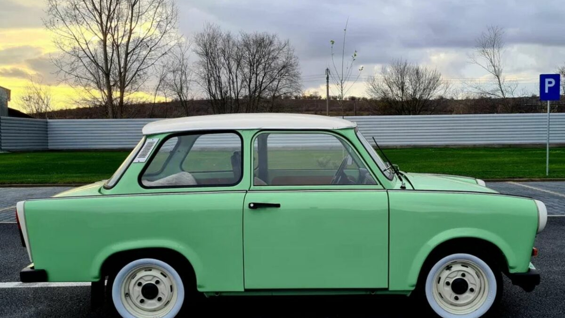 Înapoi în trecut! La ce preț se vinde un Trabant din 1988. Autoturismul a fost restaurat și are un rulaj de 70.000 de kilometri