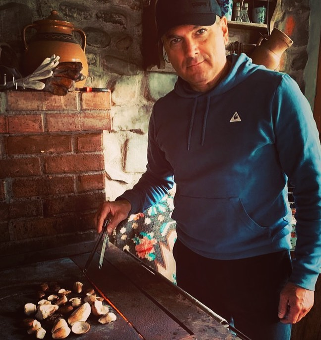Mircea Radu a plecat din Bucureşti şi s-a mutat în provincie. Nu o să îți vină să crezi cu ce se ocupă acum