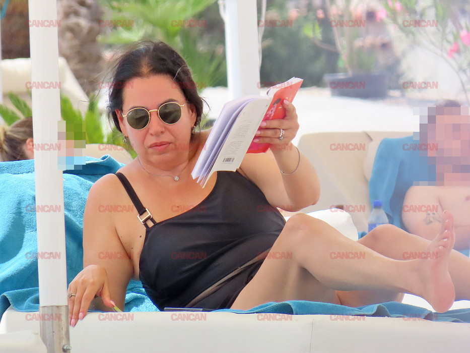 Oana Roman, captivată de carte pe plajă în Mamaia