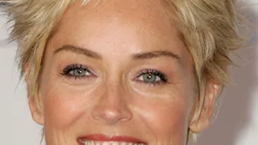 Au ajuns super-staruri, dar si-au inceput cariera lucrand la fast-food! Sharon Stone si Pink sunt doar doua dintre exemple!